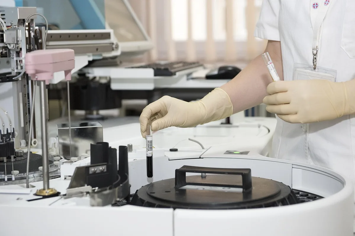 Examen de crottin de cheval en laboratoire pour détecter les parasites